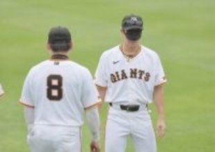 【巨人】外野陣がアイマスク集団に　目隠し珍練習実施…松本剛「自分が（左右）どっちに行きやすいとかクセがなんとなく出る」