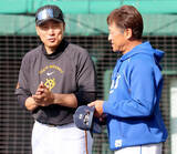 「【巨人】李承燁コーチが古巣・サムスンの関係者から最敬礼　背番号３６は永久欠番」の画像1