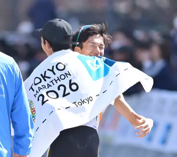 大迫傑からの給水に鈴木健吾「感謝しかない」レース後は熱い握手で「胸を借りるっていうつもりで走っていた」…東京マラソン
