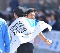 大迫傑からの給水に鈴木健吾「感謝しかない」レース後は熱い握手で「胸を借りるっていうつもりで走っていた」…東京マラソン