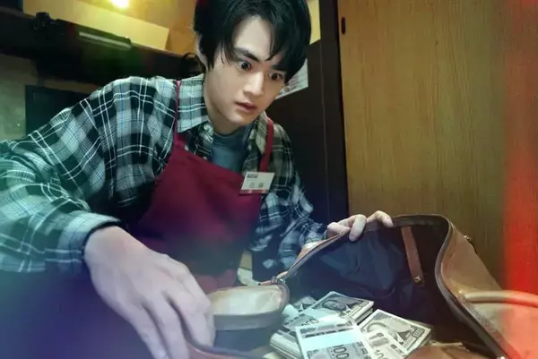 「鈴鹿央士　主演映画で１億円争奪戦　大学生ユーチューバー役　９月公開「藁にもすがる獣たち」」の画像