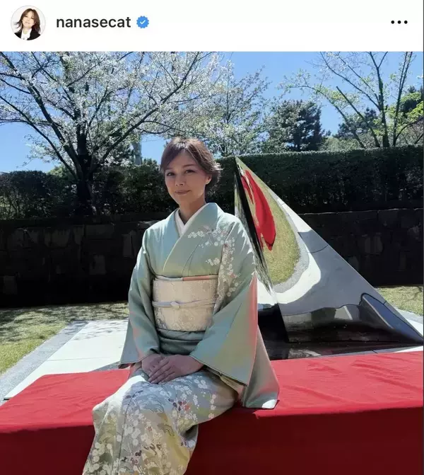 「着物日和」相川七瀬、桜をバックにした着物姿が「美しい」「和装も素敵」「桜と着物がマッチ」