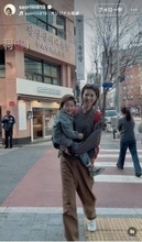 木村沙織さん、韓国で親子コーデ披露！チェックシャツからフォーマルまで変幻自在姿に「センスあるぅ」の声！