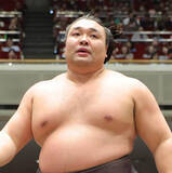 「連日のおでこに絆創膏の霧島が２敗同士の対戦で若隆景に勝利　首位を守る」の画像1