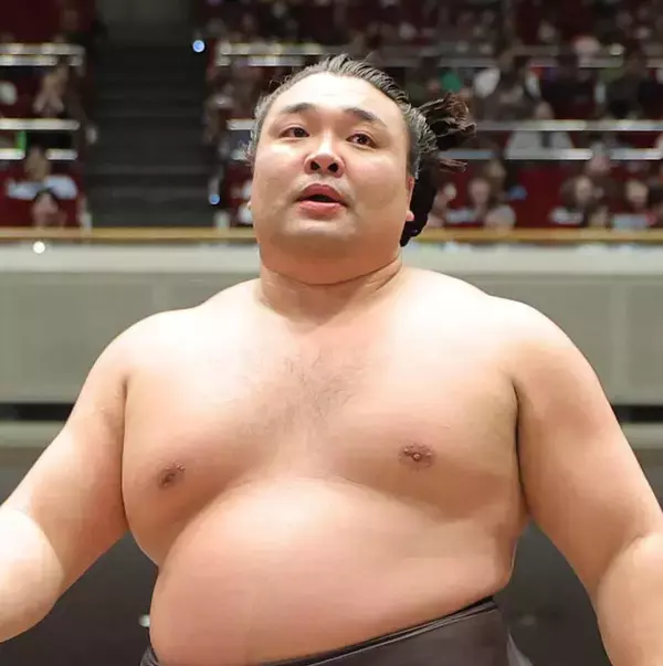 連日のおでこに絆創膏の霧島が２敗同士の対戦で若隆景に勝利　首位を守る
