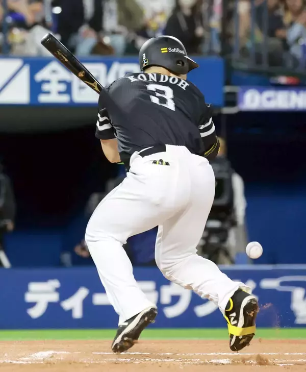 【ソフトバンク】右くるぶし死球の近藤健介「あしたもスタメンは難しい」小久保裕紀監督が断言　骨に異常はない模様も…