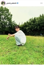 安達祐実４４歳、無邪気な姿が「少女のよう」「いつまでも若々しくていいね」　四葉のクローバー探しに夢中