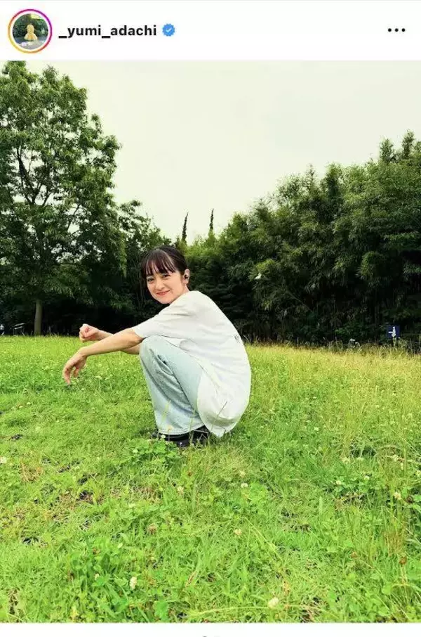 安達祐実４４歳、無邪気な姿が「少女のよう」「いつまでも若々しくていいね」　四葉のクローバー探しに夢中