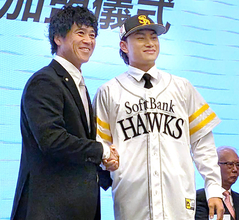 【ソフトバンク】台湾の怪物右腕・徐若熙が台北で入団会見　城島ＣＢＯ「最高のクリスマスプレゼント」