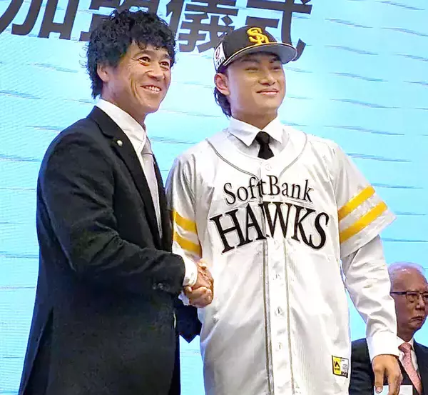 【ソフトバンク】台湾の怪物右腕・徐若熙が台北で入団会見　城島ＣＢＯ「最高のクリスマスプレゼント」