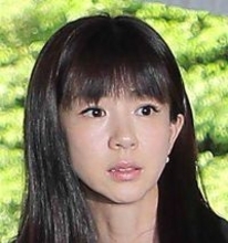 ほしのあき、超ミニワンピでワニ＆ヘビ抱っこ！タイ旅行写真が「少女ですね！」…夫は三浦皇成騎手