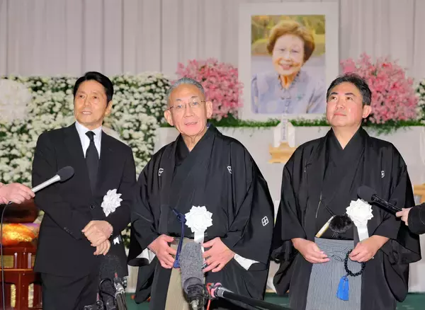 ２代目林家三平、母・海老名香葉子さんお別れの式で声詰まらせ「母さん、行ってらっしゃい」