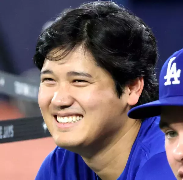 大谷翔平、タッカーと満面の笑顔でハグ　入団会見後のクラブハウス内で実現…夢のスター共演に現地メディアも反応