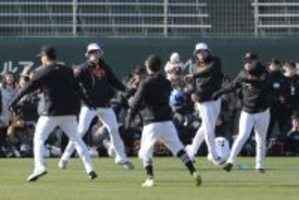 【巨人】１軍キャンプに真っ白ハットを被ったカワイイ３人組登場　キャンプ２日目のアップでファンが大注目