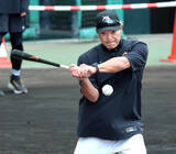 「巨人・阿部慎之助監督「期待している４人だから」　ミスター生誕９０年の日に魂継承熱血ノック２６３球　」の画像1