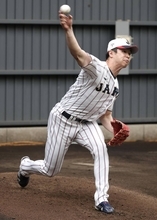 侍ジャパンのロッテ・種市篤暉がブルペンで２１球 　気温１２度の中、半袖で投球　前日までのソフトバンク２連戦では登板せず