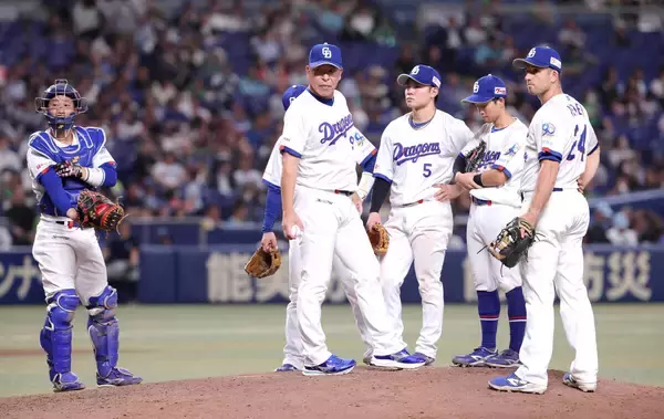【中日】井上一樹監督が３死球に激怒「３つやぞ！」両軍入り乱れる警告試合…３度目の４連敗で首位と最大タイ１１差
