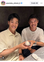 ヤクルト・塩見泰隆、そっくりすぎる元サッカー日本代表との２ショ「お兄さんと呼んでしまうほど」！「似すぎ」「本当にきょうだい」