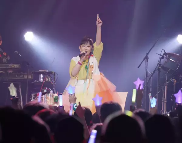 浅香唯、３２年ぶり写真集に「この年齢で出すとは…」と戸惑いも「新しい私に出会う冒険」記念ライブで手応え