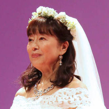 「足ほっそ」６９歳・かたせ梨乃　衝撃のショーパン姿「スタイル抜群」「若作り感ゼロ！」「お、おみ足が」