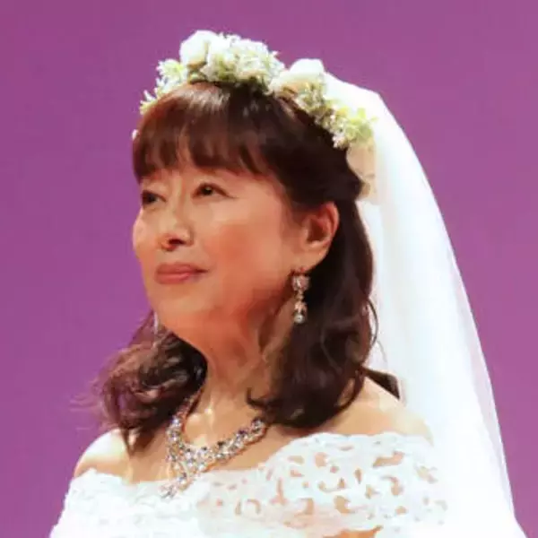 「足ほっそ」６９歳・かたせ梨乃　衝撃のショーパン姿「スタイル抜群」「若作り感ゼロ！」「お、おみ足が」