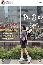 神田愛花アナ、デニムスカート姿で食べ歩き散歩！「可愛い」「幸せの笑顔ですね」夫は休養中の日村勇紀