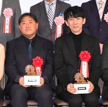 「炭治郎カラー」で登壇した外崎監督、作品賞・アニメ部門の「劇場版　鬼滅の刃」で「大きな、チャレンジングな目標」達成…報知映画賞表彰式