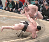 「友風　朝乃山を破って３勝目　「お互いにケガをして番付を下げた。これまでは課程が苦しかっただけに（対戦は）感慨深いものがあった」」の画像1