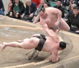 友風　朝乃山を破って３勝目　「お互いにケガをして番付を下げた。これまでは課程が苦しかっただけに（対戦は）感慨深いものがあった」