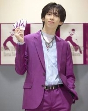 超特急・リョウガ、自信作のトレカには「破産」のお宝ショットも　携帯通信料「６５００万円」