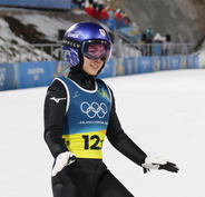 【五輪】高梨沙羅がラージヒルを初飛び　２回目に１２８メートルの好飛躍　混合団体メダル獲得の夜は「メダルをかけて寝ました」