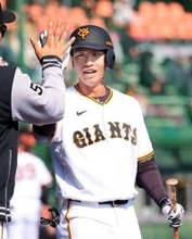 【巨人】育成・坂本達也が対外試合”チーム１号”で大田コーチの指導に一発回答「取り組んできたことが１スイング目に出た」