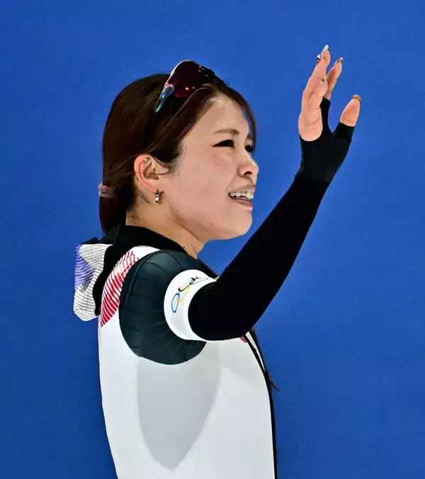 【五輪】佐藤綾乃、高木美帆への思い聞かれ涙を浮かべる「自分の滑りよりも泣いてしまった」レース直後に駆け寄り抱きしめる