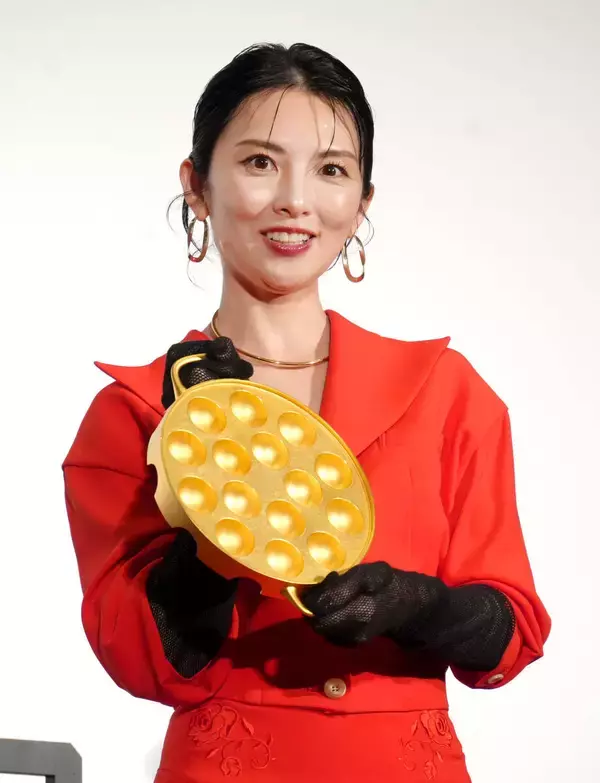 田中麗奈、“２億円超え”純金たこやき器持ち上げド緊張「これが２億円の重み…」