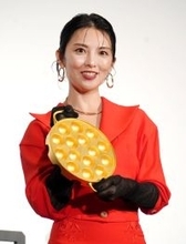 田中麗奈、“２億円超え”純金たこやき機持ち上げド緊張「これが２億円の重み…」