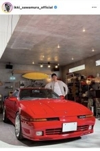 沢村一樹、真っ赤な車がお似合い！「自宅ガレージにて・・と言いたいところですが」爆イケショットに反響「隣に座ってお出かけしたい！」