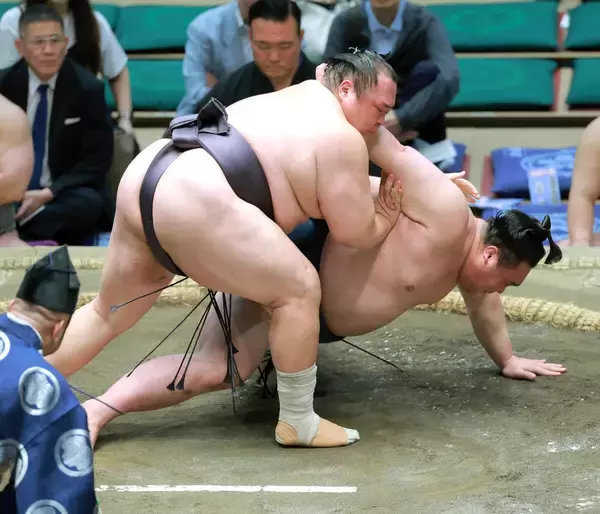 友風が勝ち越し　最後の決まり手は「はたき込み」ではなく「すくい投げ」