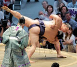 「豊昇龍、２敗をキープ　右膝にテーピングも「問題ない。何かあったらここに来てないよ」」の画像1