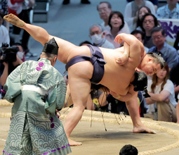 豊昇龍、２敗をキープ　右膝にテーピングも「問題ない。何かあったらここに来てないよ」
