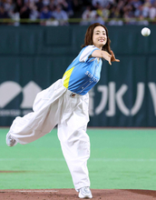 花束贈呈＆始球式で登場　上戸彩にネット沸騰「年食わんのか？」「ピッチングは…でも、かわいいから良し！」「神様仏様上戸様」