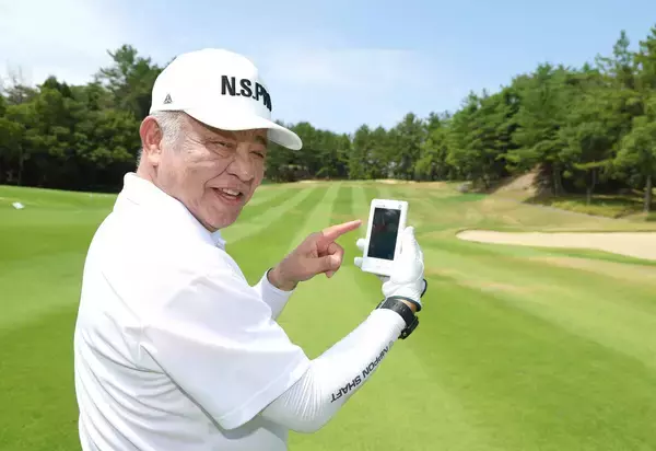 ゴルフ愛好家の掛布雅之さんが体験　最新のＧＰＳ距離測定器「迷わずに振れるからナイスショットにつながる確率は上がる」