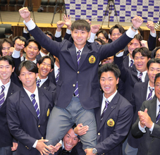 【ドラフト】ロッテから１位指名の関大・米沢友翔「おいしい焼き肉が食べたい」緊張で食事が喉を通らず…朝から何も食べずに中継を見守る　前夜は後輩・百合沢がつくった油淋鶏に舌鼓　今春大学日本一に導いた左腕