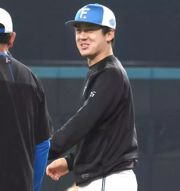 【日本ハム】パ投手２冠の北山亘基が我慢していた抱っこ解禁　シーズン中はできない子供との触れ合いで「英気養う」