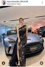 父は超有名歌手　高級車とのショットに騒然「引けを取らない美しさ」「さすがセレブ」自身も歌手の宮﨑薫