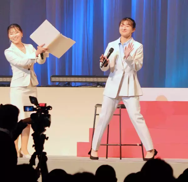 坂本花織さん、母校後輩たちに「かなえたい夢あれば親を説得して」五輪メダリストが神戸学院大入学式に登壇