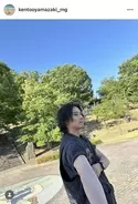 山﨑賢人、「たくましい」近影にファンくぎ付け！「あ～かっこいい」「横顔がキレイすぎる！」
