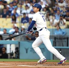 大谷翔平のメジャー通算３００号が空砲に…９回はサヨナラ機にバット折られて凡退　ドジャース“守乱”でまさかの逆転負け　ロバーツ監督も大激怒