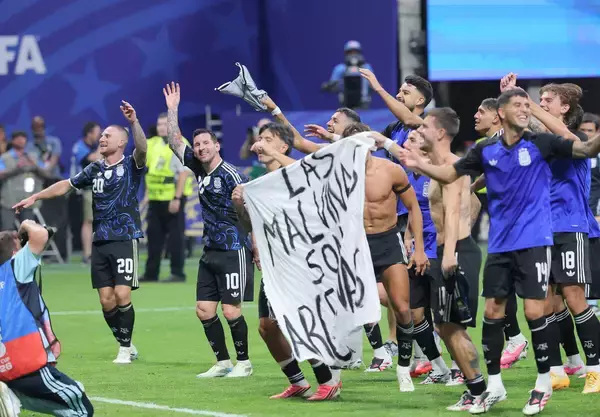 【Ｗ杯】アルゼンチンがＦＩＦＡ規範に違反の可能性　紛争を連想させる横断幕で因縁対決勝利を祝福　
