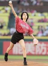 【楽天】俳優の安斉星来が「ＢＯＡＴ　ＲＡＣＥデー」で始球式　痛恨のツーバウンド投球で「あんなはずじゃなかったんですよね～」