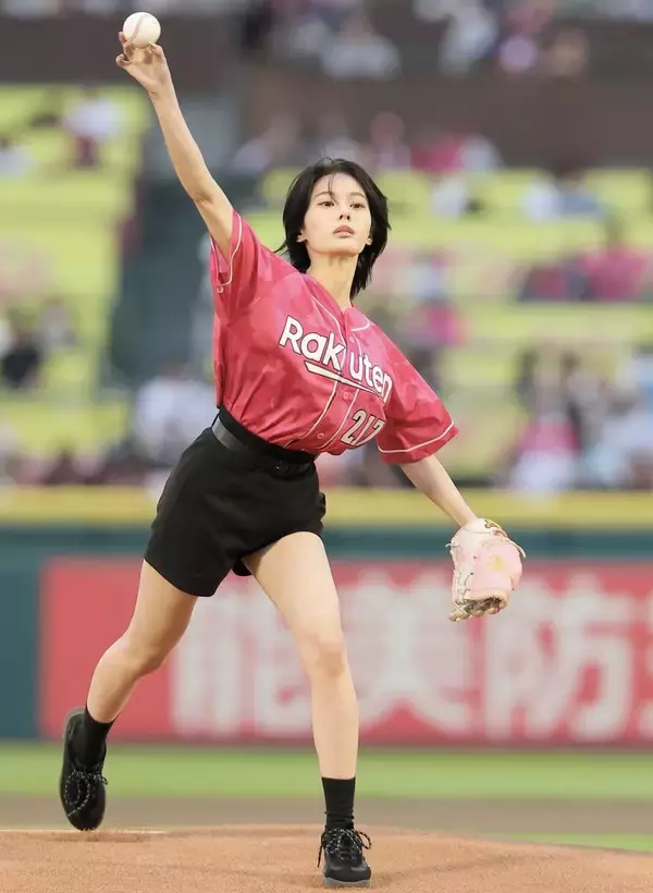 【楽天】俳優の安斉星来が「ＢＯＡＴ　ＲＡＣＥデー」で始球式　痛恨のツーバウンド投球で「あんなはずじゃなかったんですよね～」